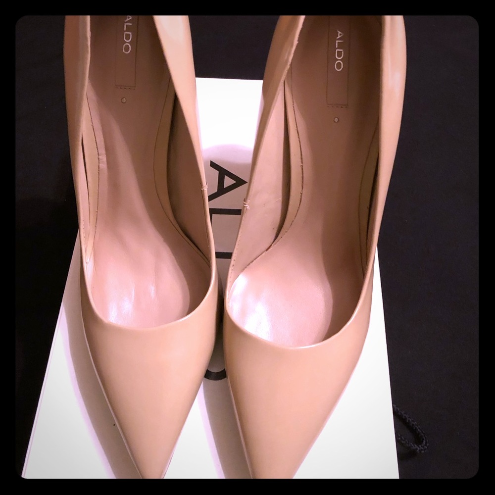 Nude Pumps
